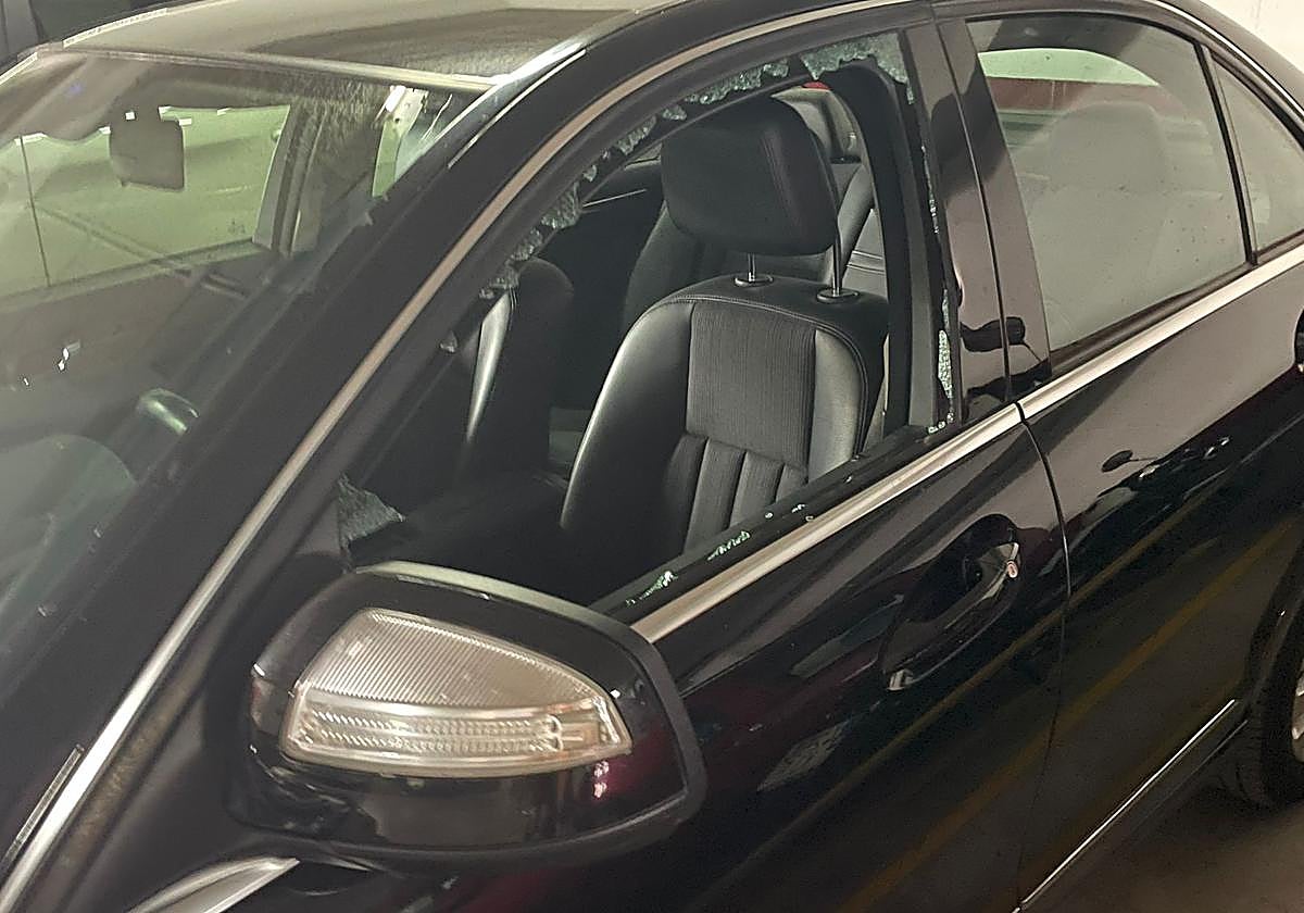 Uno de los vehículos con la luna rota en un garaje de la zona del Parque de las Ciencias