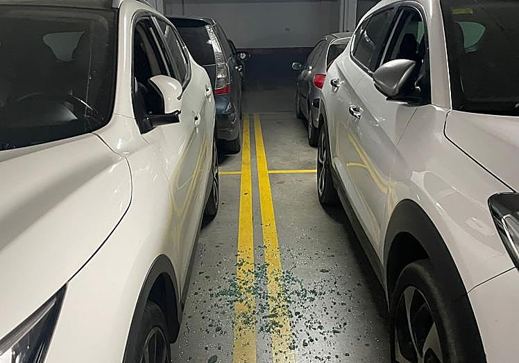 Dos vehículos con las ventanas rotos en un garaje de Granada este pasado fin de semana