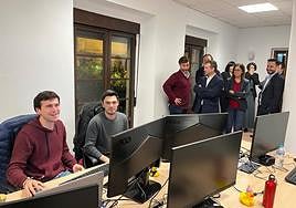 Trabajadores durante la visita del alcalde, Julio Millán, a las nuevas instalaciones de la compañía.