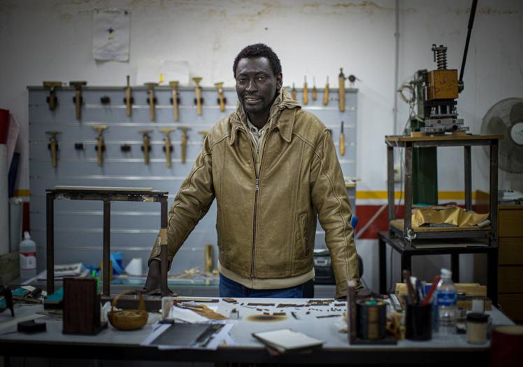 Agustín Ndour en el taller de encuadernación de Cáritas, donde ha trabajado hasta esta misma semana.