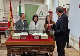 El delegado de Turismo, Cultura y Deporte, José Ayala, visita la muestra en el Archivo Histórico.