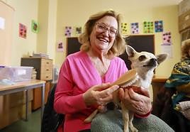 La activista contra el Alzheimer posa durante los talleres de AFA Contigo en Motril.