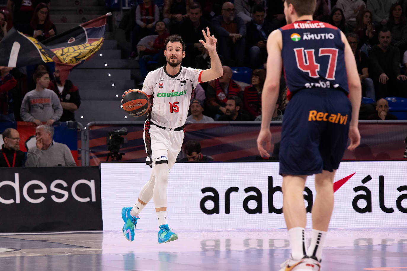 Lluís Costa marca una jugada en el Buesa Arena.