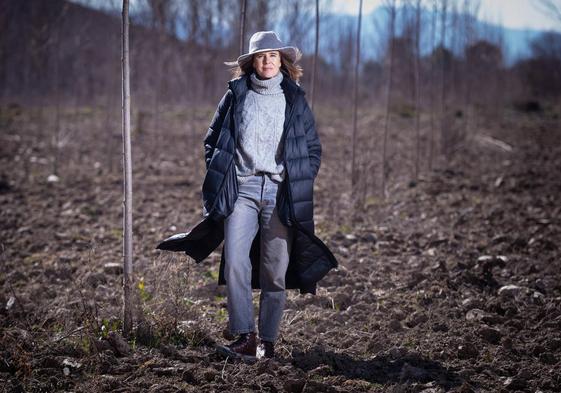 Victoria Carreras, en una chopera de la finca familiar en el Valle del Darro.