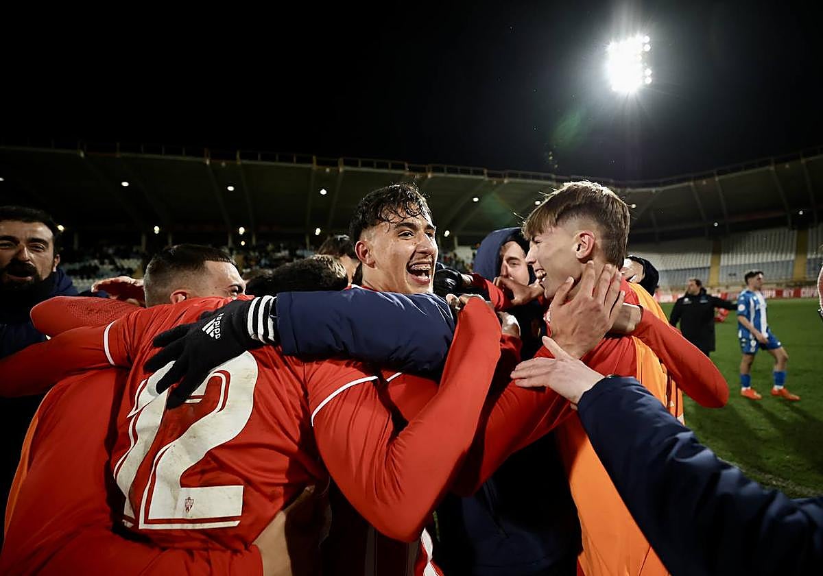Los jugadores rojiblancos celebran el gol de Rachad y una victoria épica.