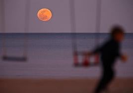 Luna llena del Gusano, la última del invierno, captada en Alicante.
