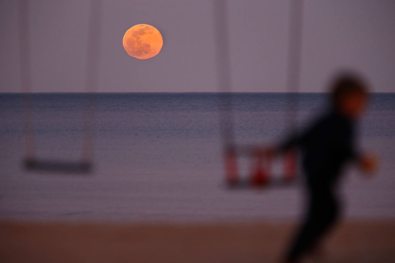 Luna llena del Gusano, la última del invierno, captada en Alicante.