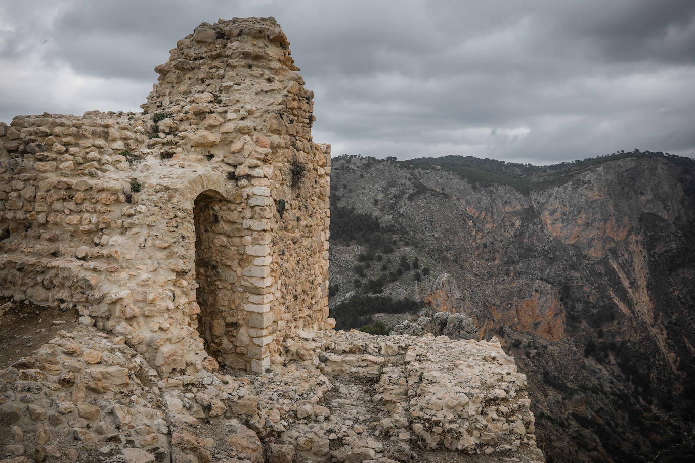 Imagen secundaria 1 - El castillo tiene siete siglos de historia. 