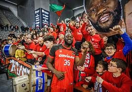 Youssou Ndoye (35), con la afición tras la victoria ante el Fuenlabrada.