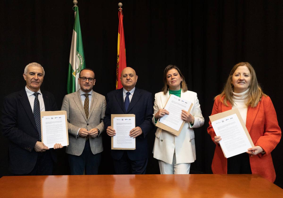 De izquierda a derecha, José Sarria, Juan Cristóbal Jurado, José Moyano, Ana del Arco y Remedios Sánchez, tras la firma del acuerdo.