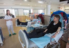 Pacientes en una sala de diálisis de un hospital andaluz.