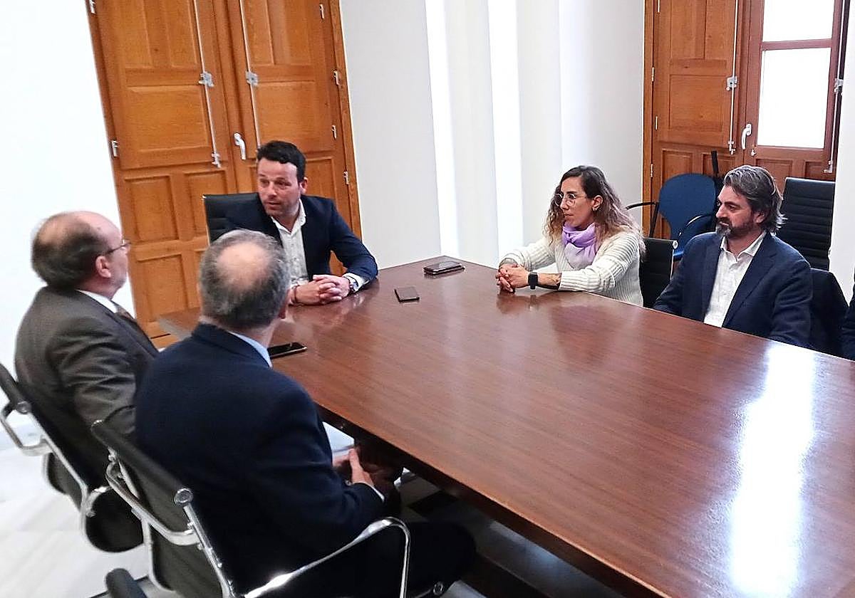 Autoridades municipales y representantes de las empresas Aqualia y Linaqua, en una reunión.