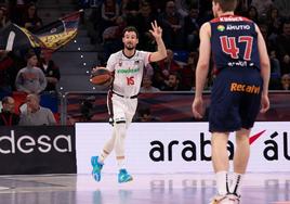 Lluís Costa marca una jugada en el Buesa Arena.