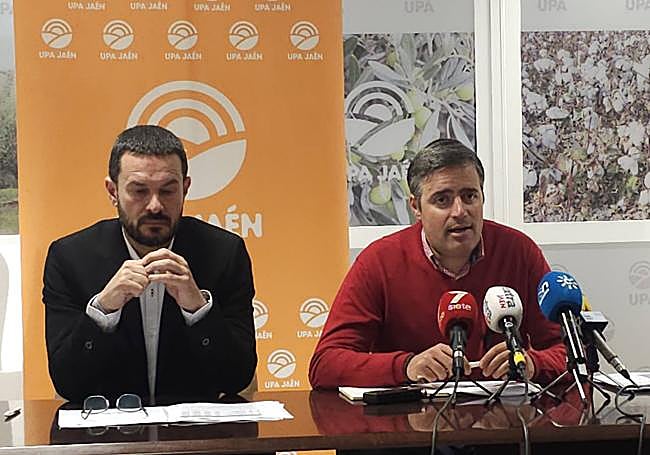 El vicesecretario general de UPA Jaén, Elio Sánchez, y el secretario general, Cristóbal Cano, en la rueda de prensa este jueves.