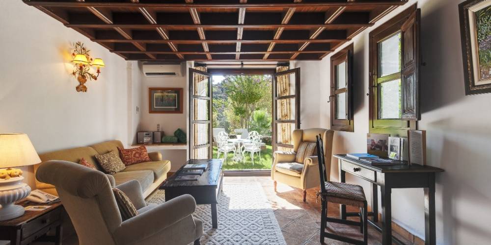 Imagen principal - Distintas habitaciones y comedor exterior del hotel La Bobadilla.