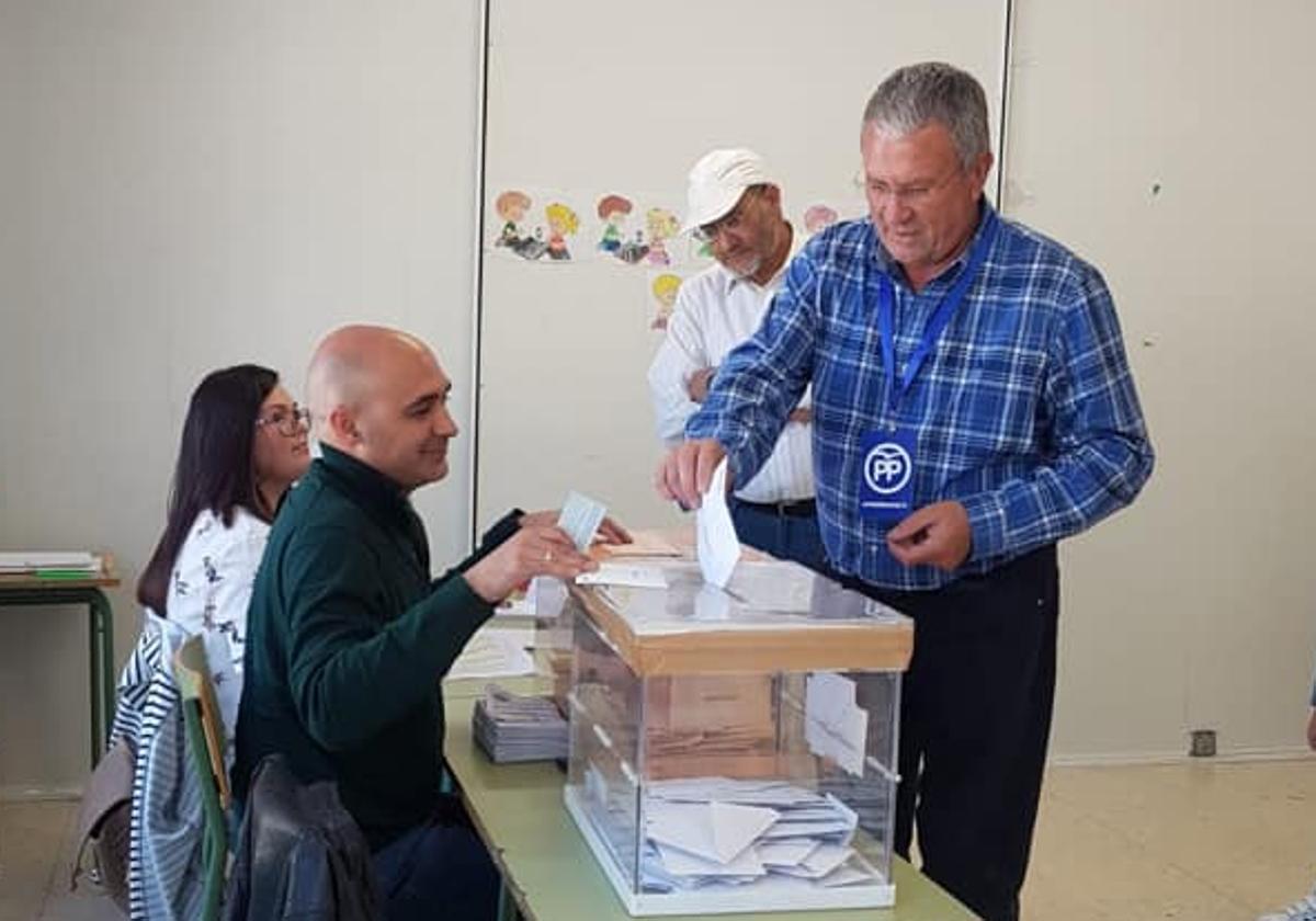 Rodrigo Sánchez, alcalde de Fines, ejerciendo su derecho al voto en unas elecciones.