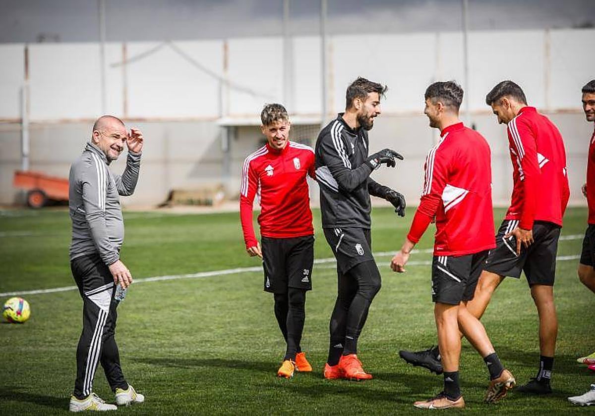 Paco López, junto a Ricard, André y otros jugadores, en el entrenamiento.