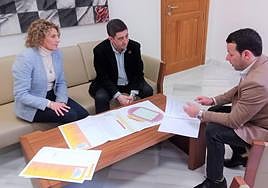 Reunión mantenida entre Francisco Reyes, Javier Perales e Isabel Bausán en Alcaldía.