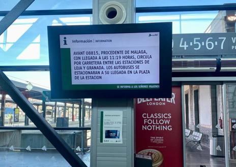 Imagen secundaria 1 - De 'pasajeros al tren'a 'pasajeros al bus. Panel informativo y uno de los controladores de Renfe.