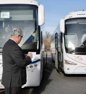 Imagen secundaria 2 - De 'pasajeros al tren'a 'pasajeros al bus. Panel informativo y uno de los controladores de Renfe.