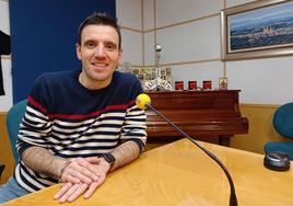 El periodista César García, en el estudio de Radio Jaén.