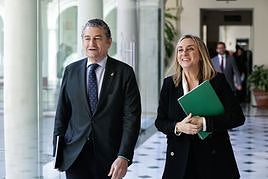 El consejero de Presidencia y la consejera de Fomento, Marifrán Carazo, en el anuncio del Congreso de IA que acogerá Granada.