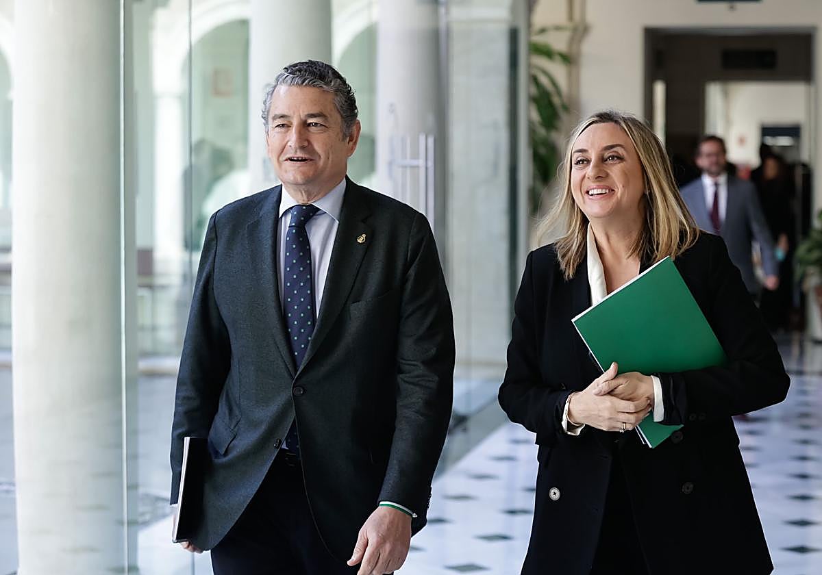 El consejero de Presidencia y la consejera de Fomento, Marifrán Carazo, en el anuncio del Congreso de IA que acogerá Granada.