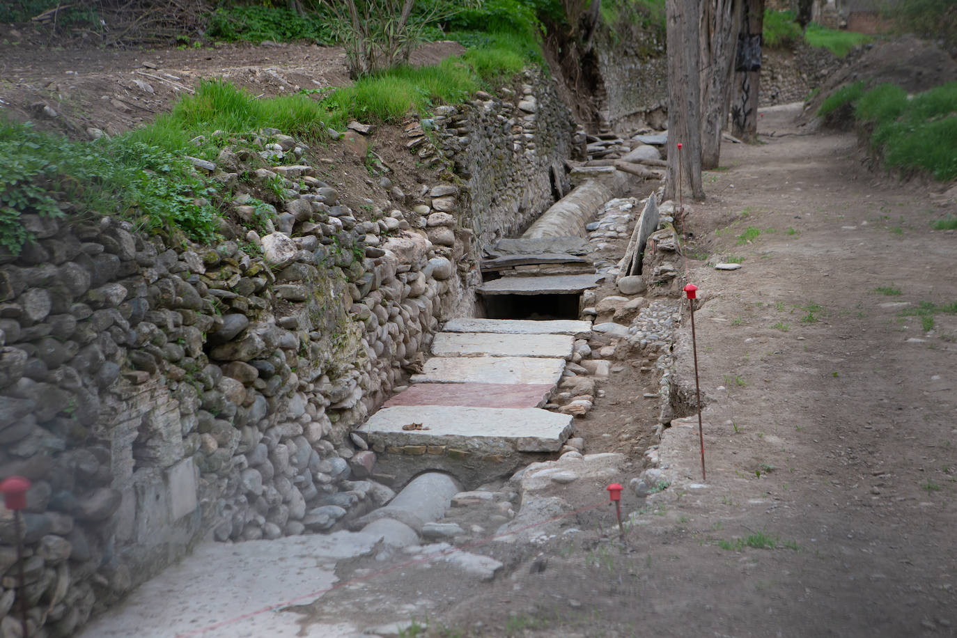 Imagen secundaria 1 - Restos que han aflorado en las excavaciones. 