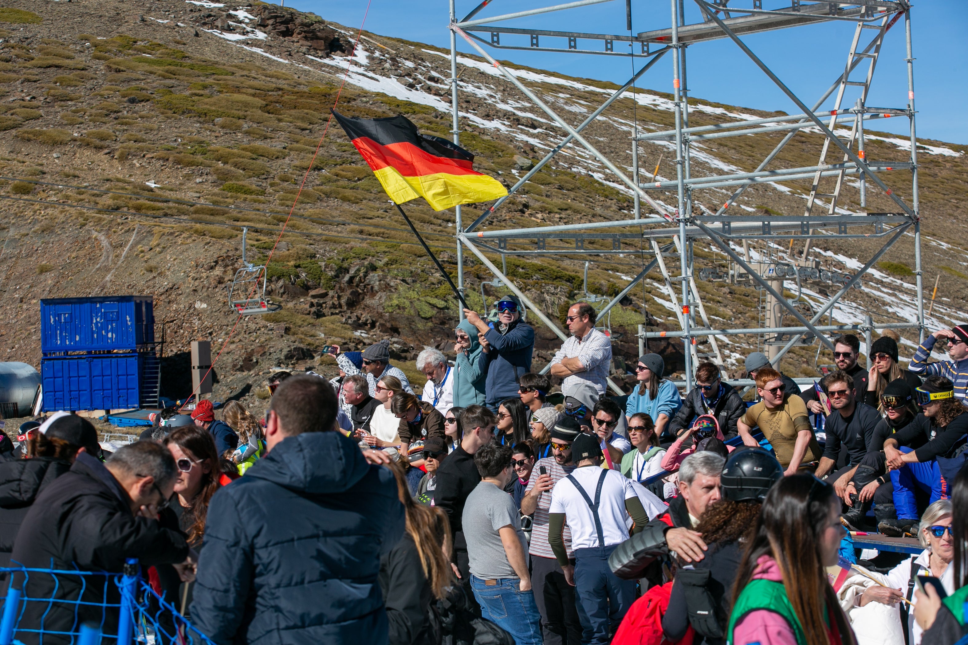 Ambientazo en Sierra Nevada en la fiesta del snowboard