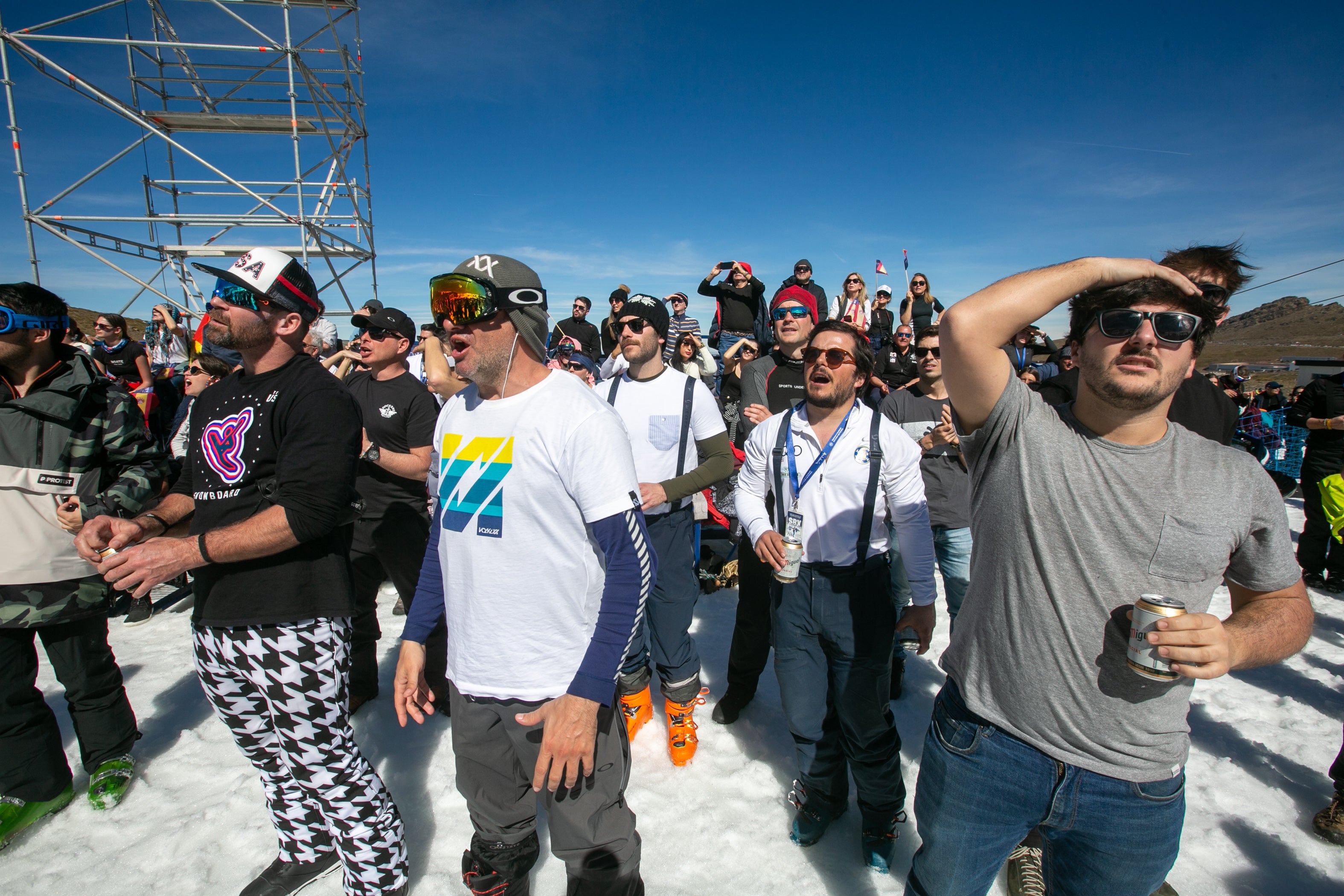 Ambientazo en Sierra Nevada en la fiesta del snowboard