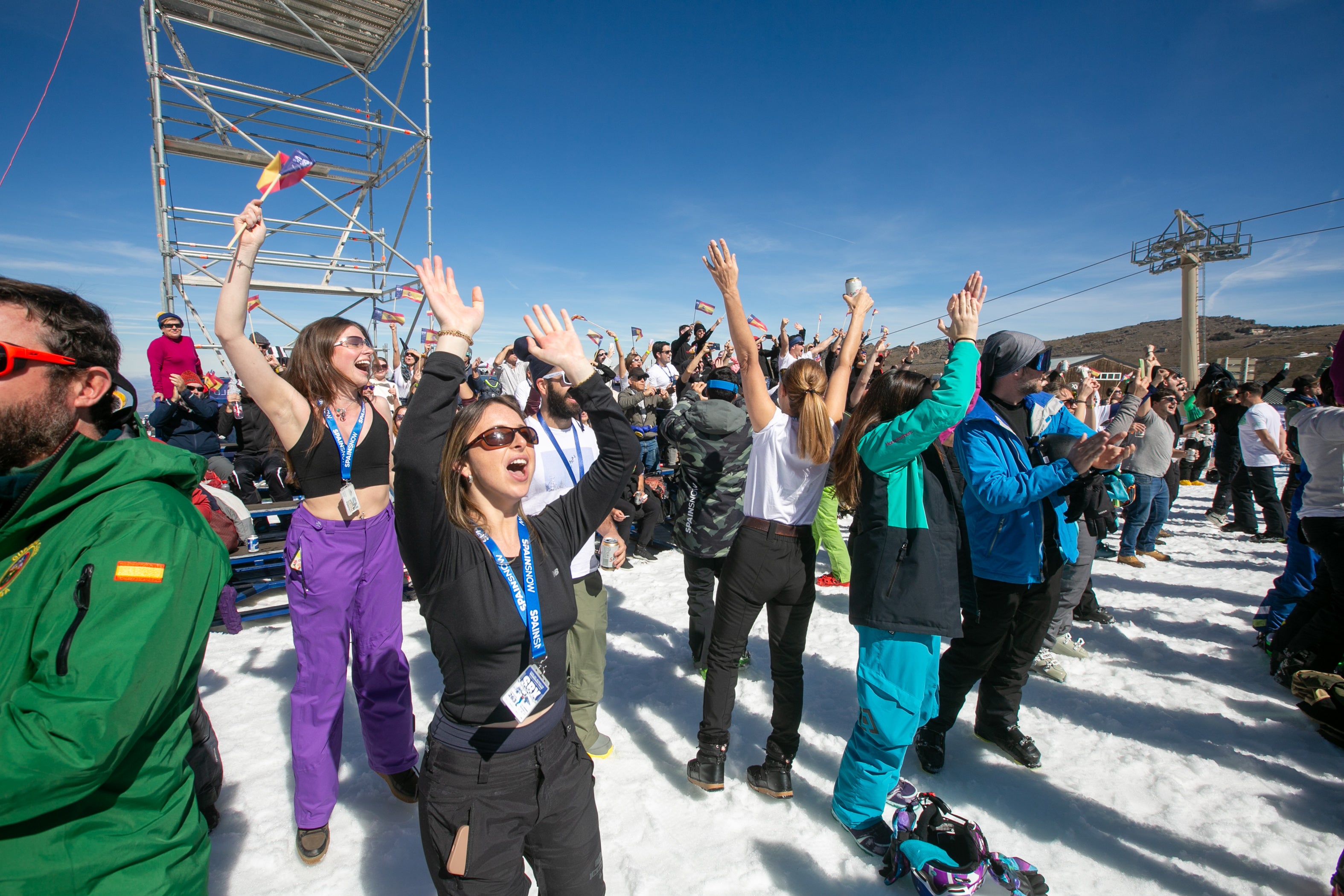 Ambientazo en Sierra Nevada en la fiesta del snowboard