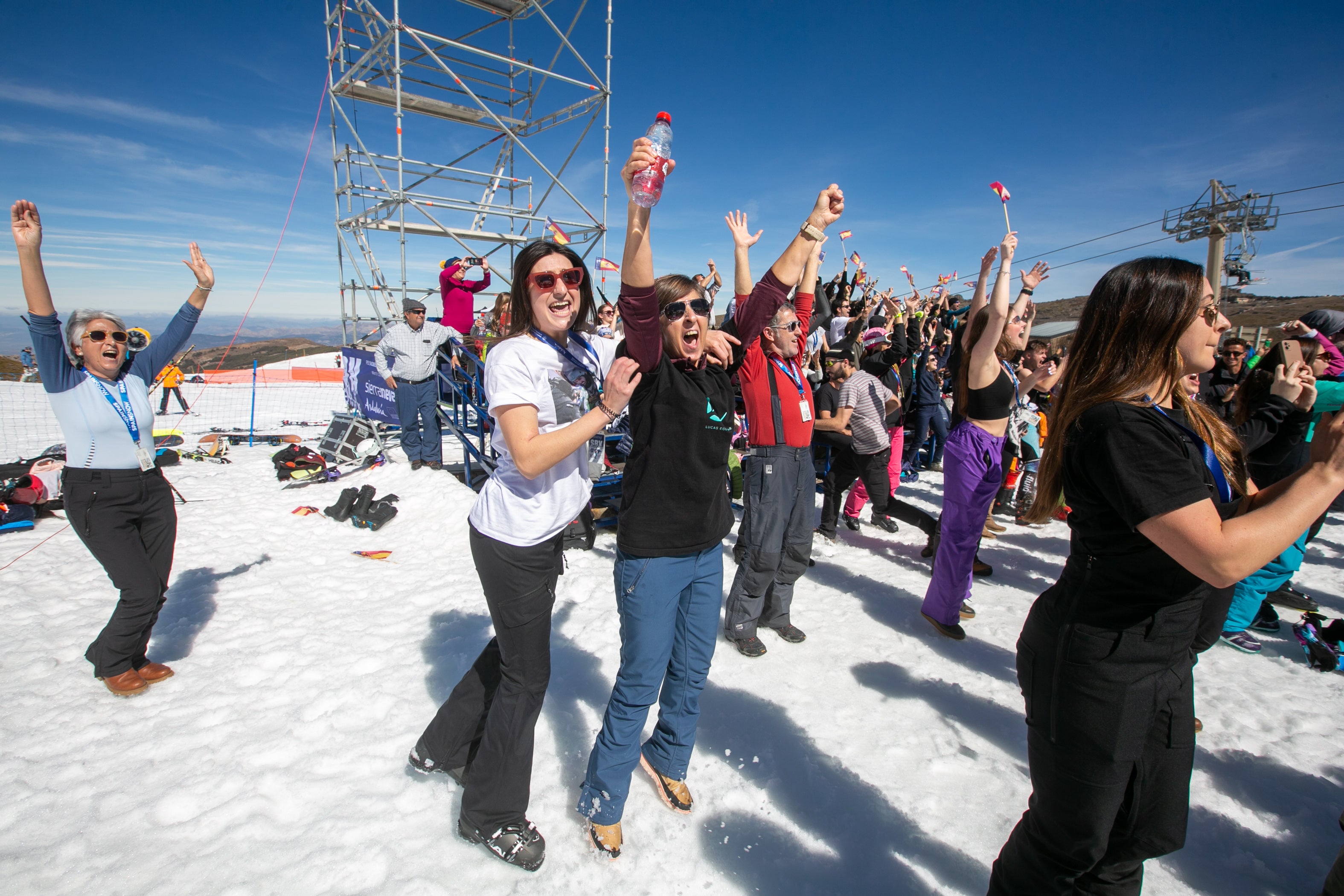 Ambientazo en Sierra Nevada en la fiesta del snowboard