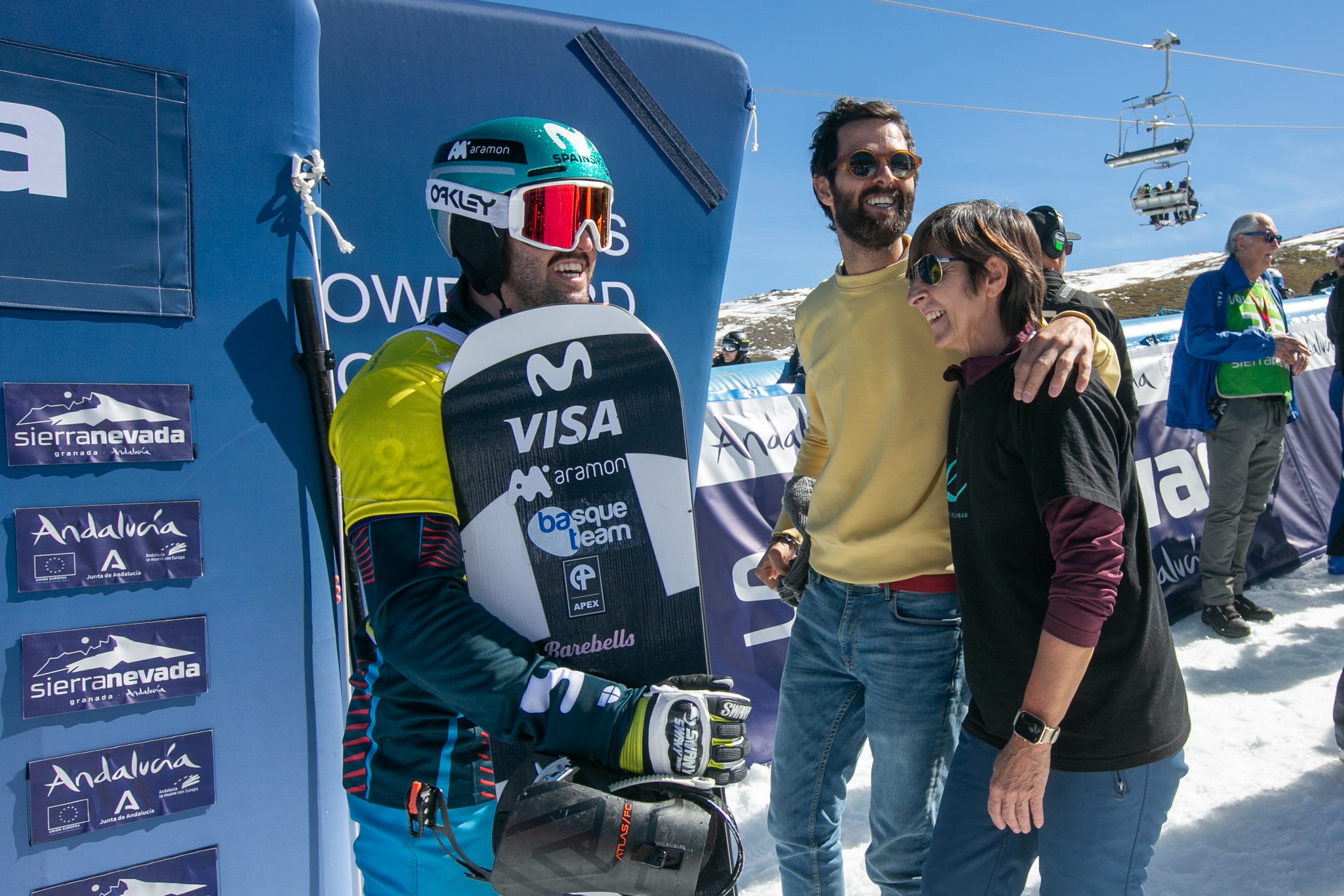 Ambientazo en Sierra Nevada en la fiesta del snowboard