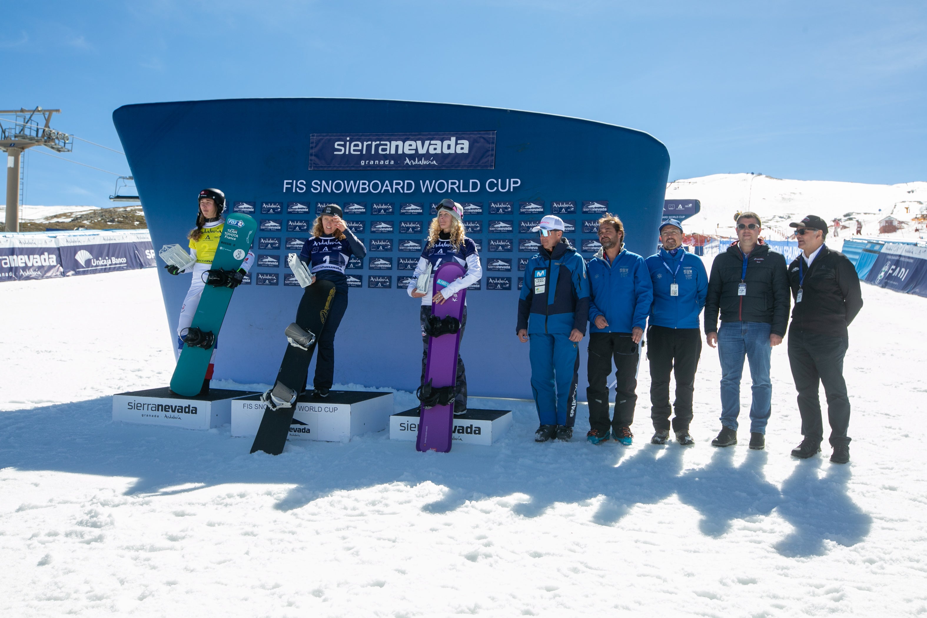 Ambientazo en Sierra Nevada en la fiesta del snowboard