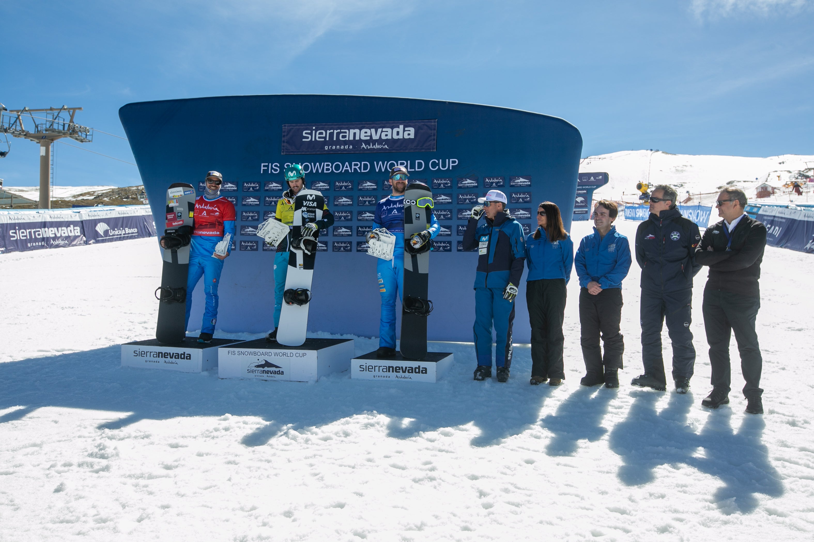 Ambientazo en Sierra Nevada en la fiesta del snowboard