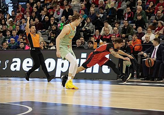 Christian Díaz lucha para que no se le escape el balón, como el Covirán pone empeño en no regalar posesiones al contrario.