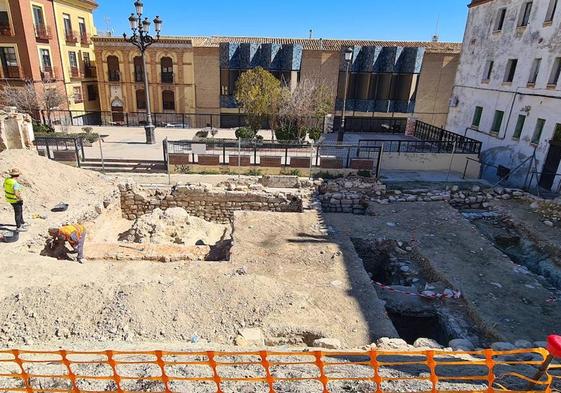 Excavación de los muros de la antigua iglesia de Santiago y, a la izquierda, basa de una columna.