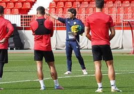 Rubi da consejos a sus jugadores durante el entrenamiento a puerta cerrada.
