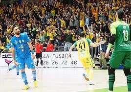 Mati Rosa, que recibió el trofeo al mejor jugador del mes de enero, celebra el primer tanto del Jaén Paraíso Interior FS.