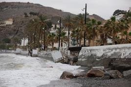 El temporal de levante se comió playas en Albuñol y Almuñécar en febrero.