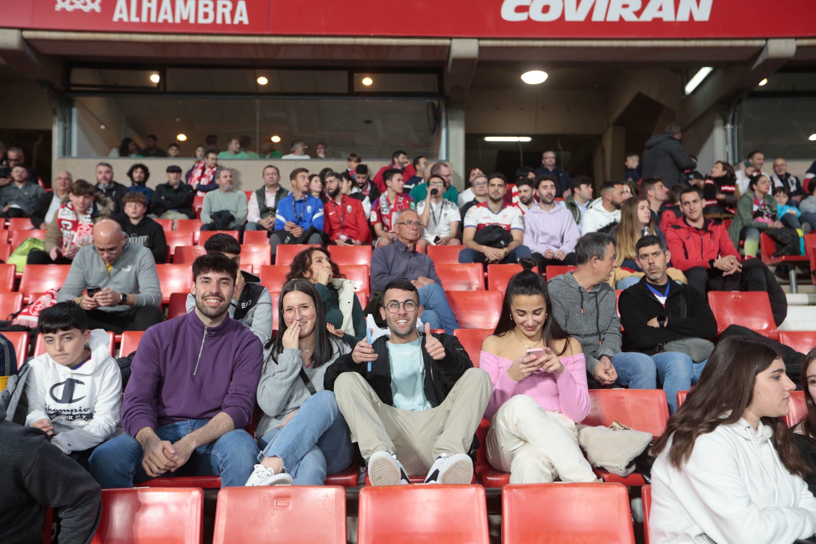 Encuéntrate en la grada en el Granada - Ponferradina