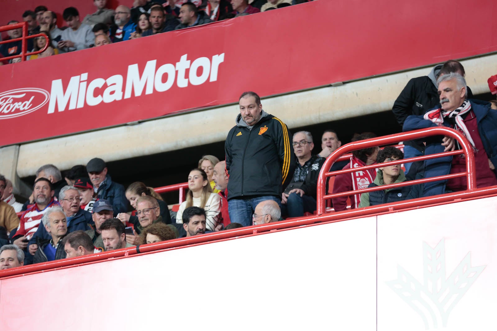 Encuéntrate en la grada en el Granada - Ponferradina