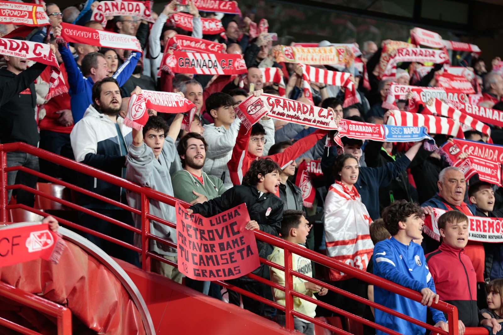 Encuéntrate en la grada en el Granada - Ponferradina