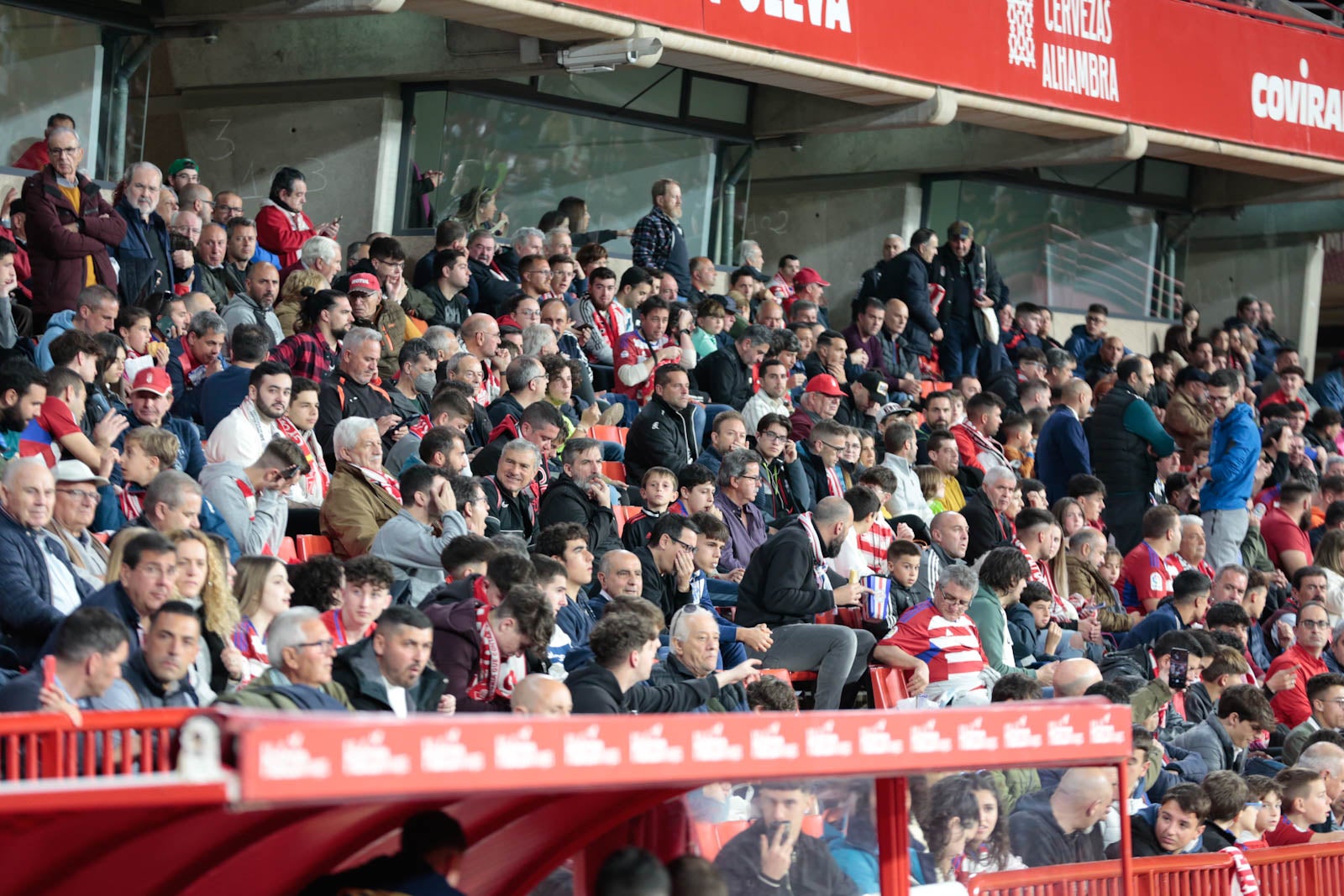Encuéntrate en la grada en el Granada - Ponferradina
