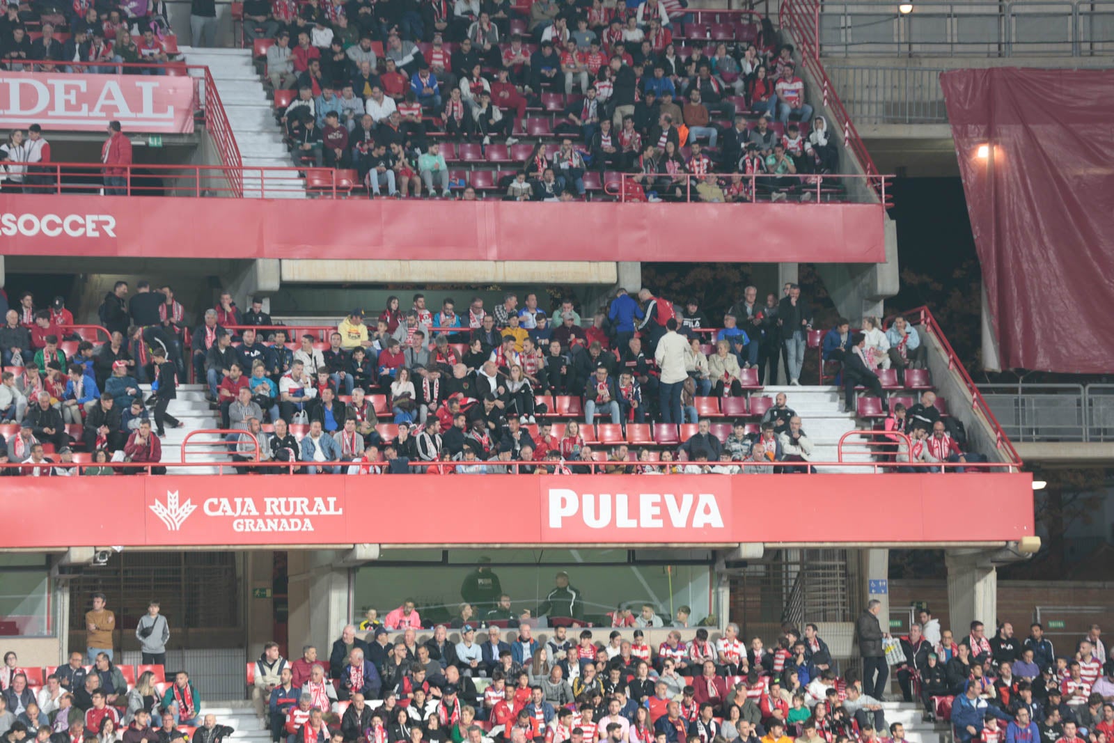 Encuéntrate en la grada en el Granada - Ponferradina