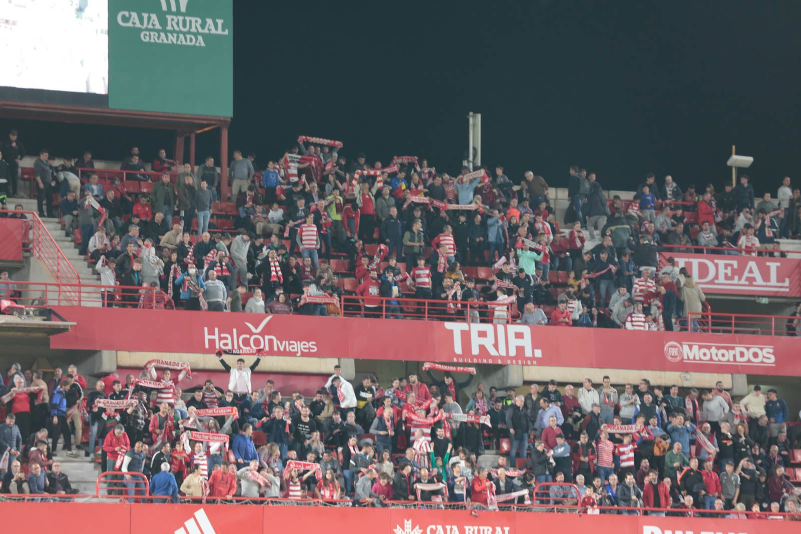 Encuéntrate en la grada en el Granada - Ponferradina