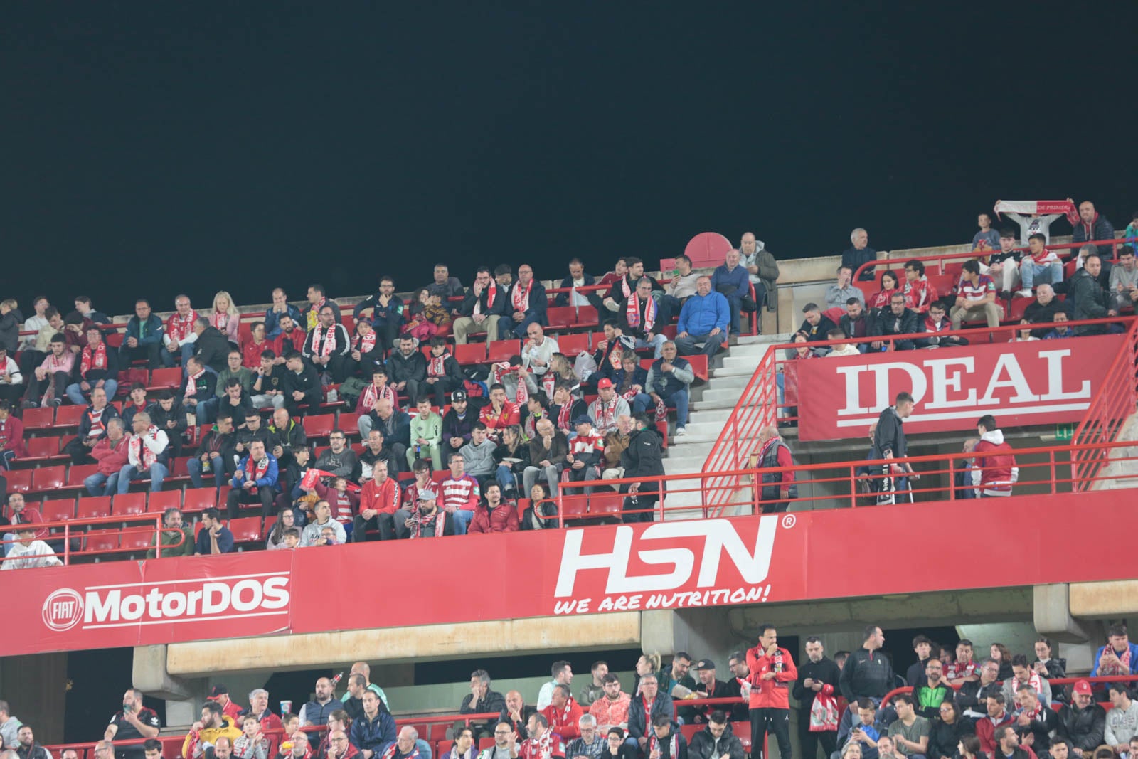 Encuéntrate en la grada en el Granada - Ponferradina