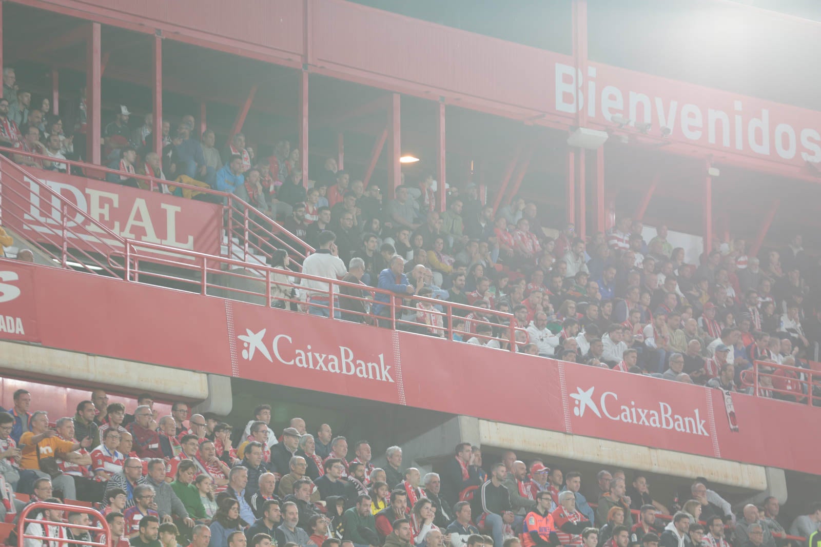 Encuéntrate en la grada en el Granada - Ponferradina
