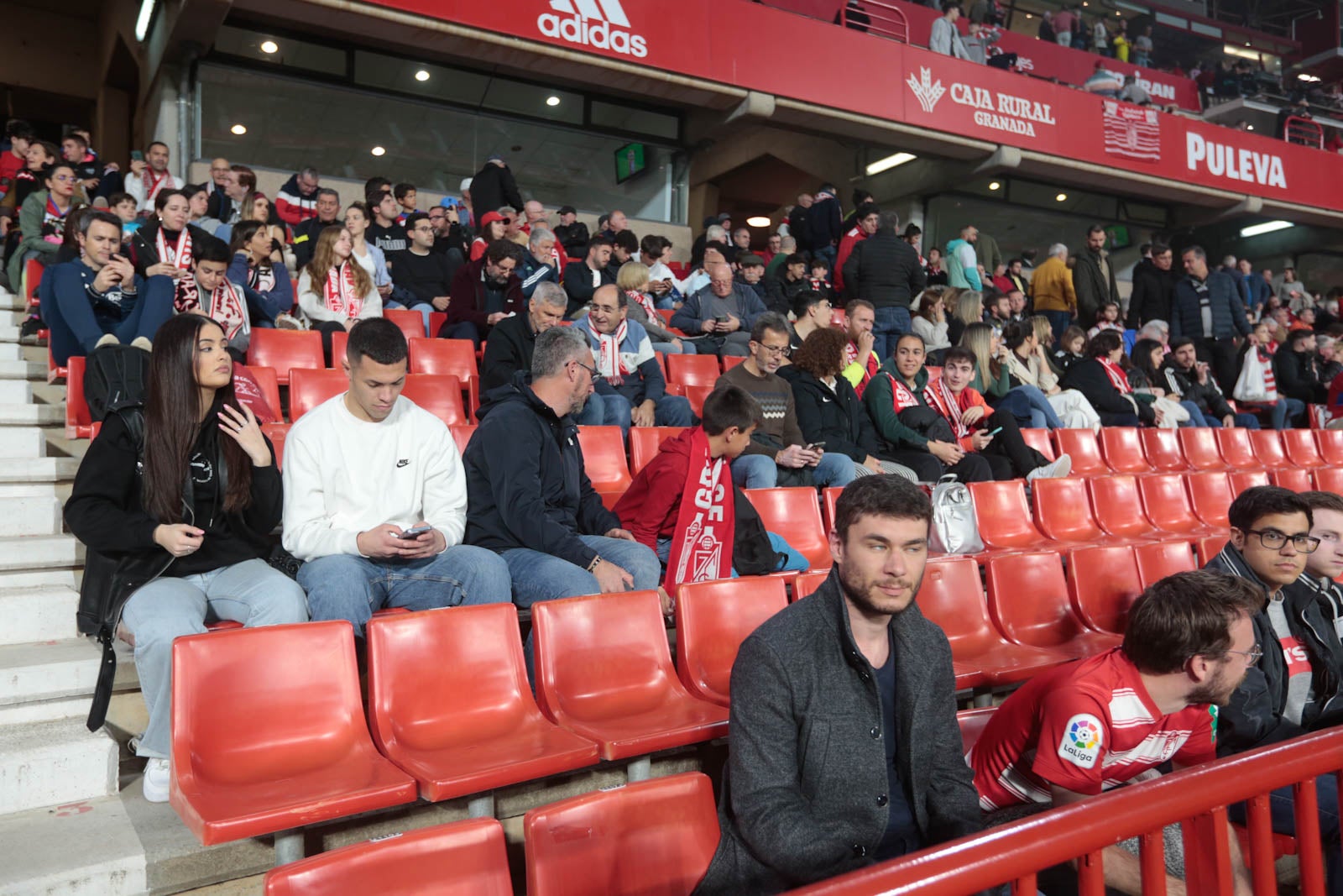 Encuéntrate en la grada en el Granada - Ponferradina