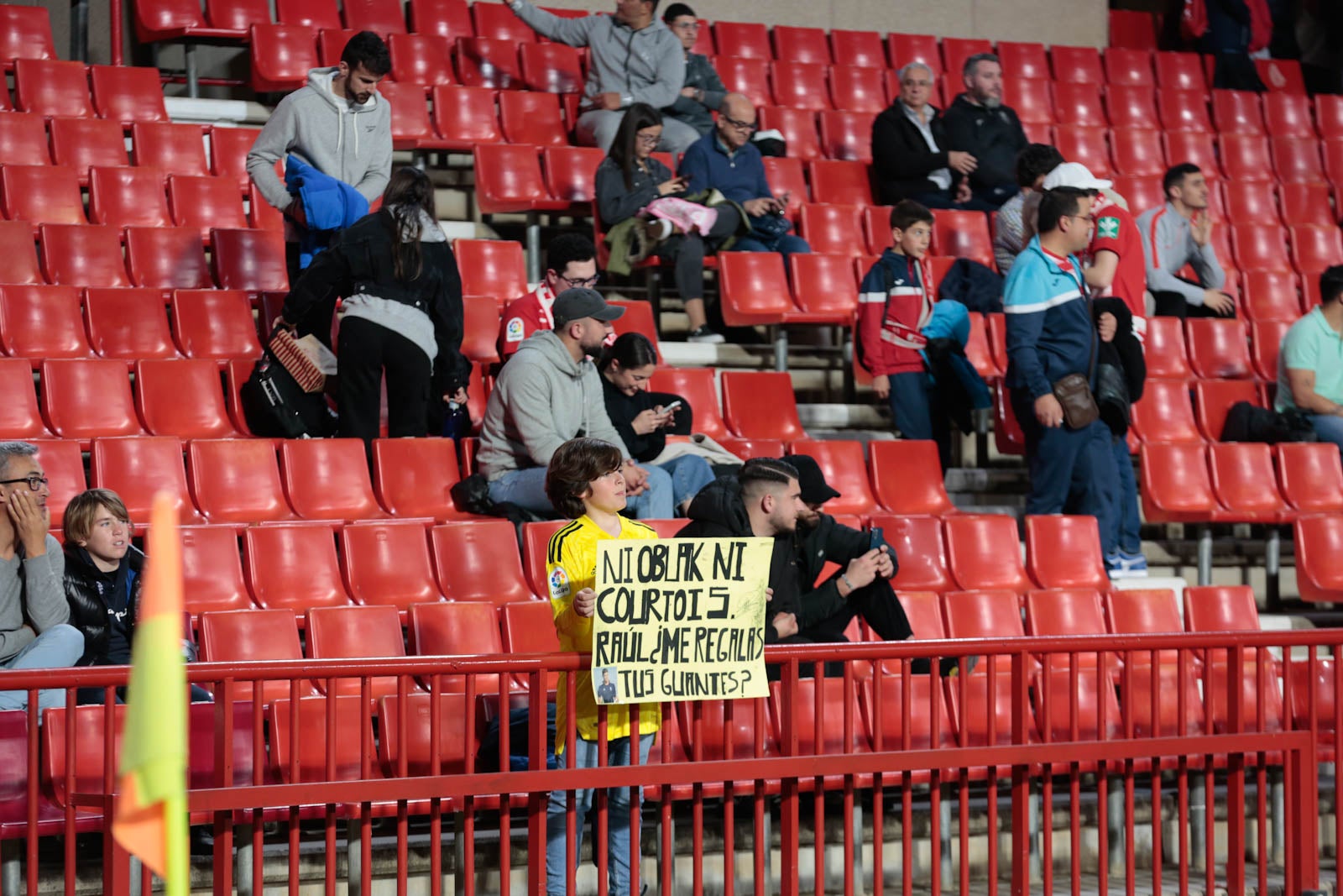 Encuéntrate en la grada en el Granada - Ponferradina